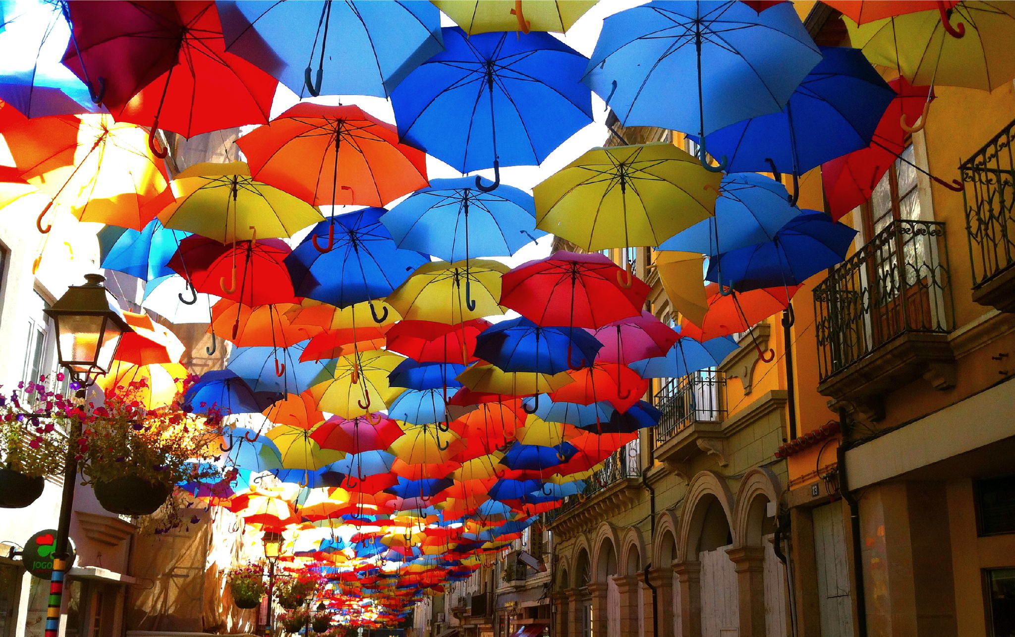 暑さも吹っ飛ぶポルトガルのアグエダの傘の道に行きたい！