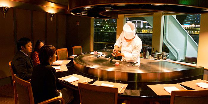 神戸の船上レストランで豪華なクルージングディナー！生演奏に中華、フレンチで贅沢三昧！