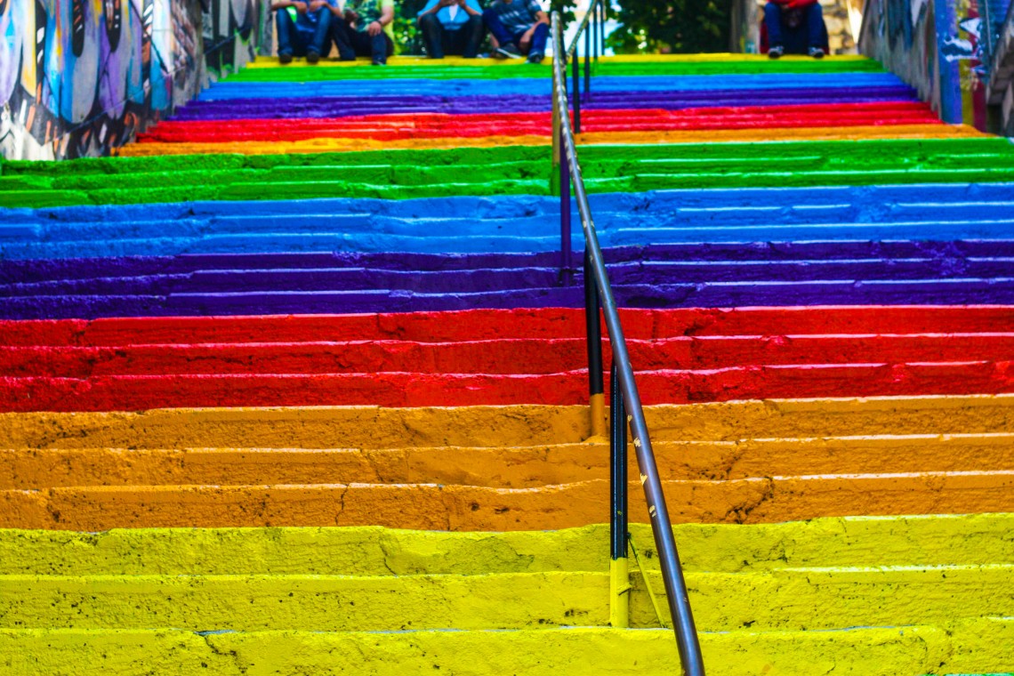 イスタンブール人気撮影スポット！ベイオール・ジハンゲル虹色階段でフォトジェニックな写真を