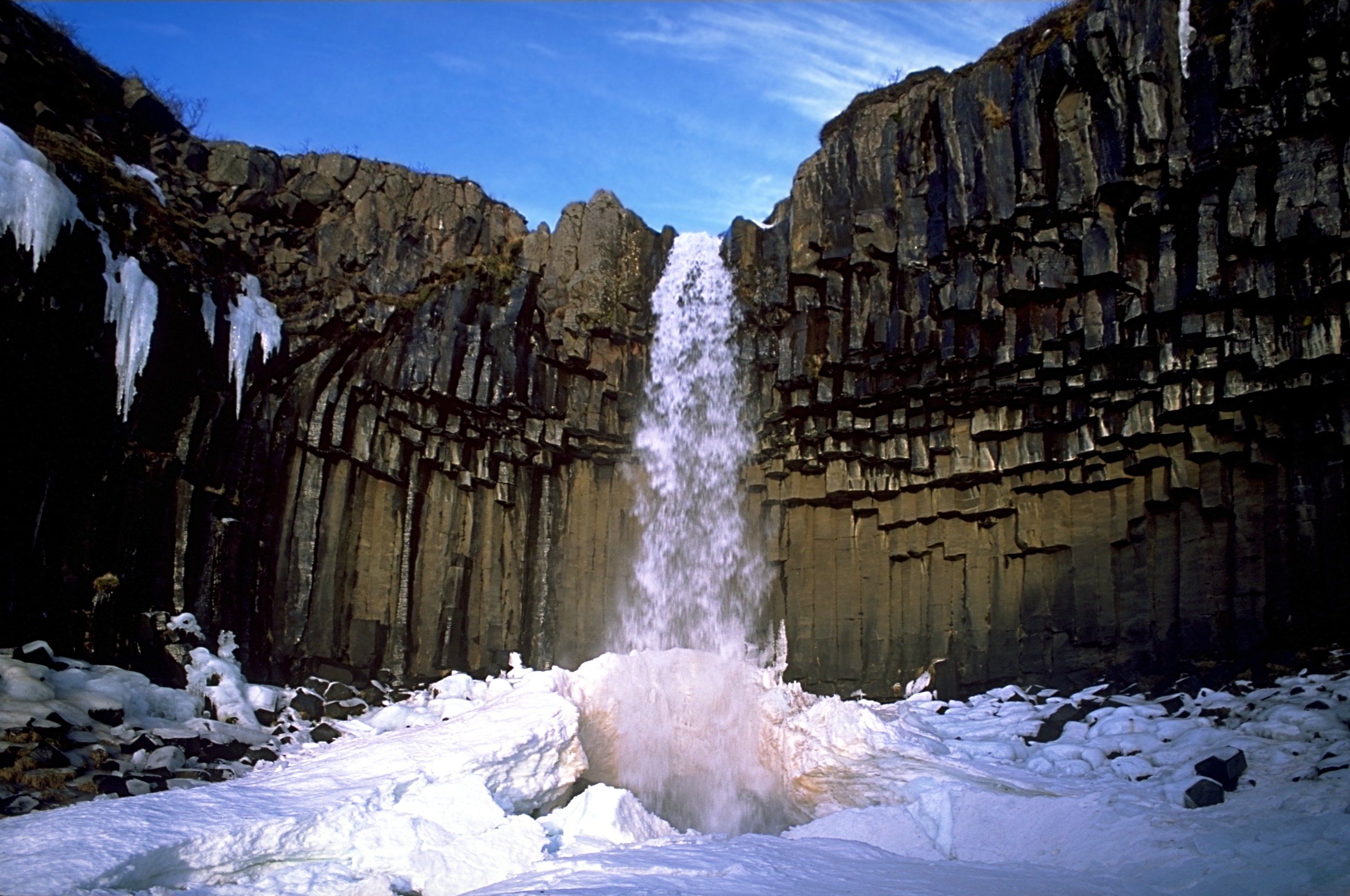画像4枚目 アイスランド ヴァトナヨークトル氷河の洞窟スーパーブルー 青く輝く神秘世界 Taptrip
