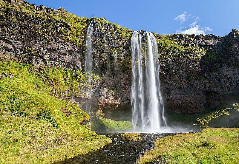 アイスランド・セリャラントスフォス、冬はオーロラと滝のコラボレーション！