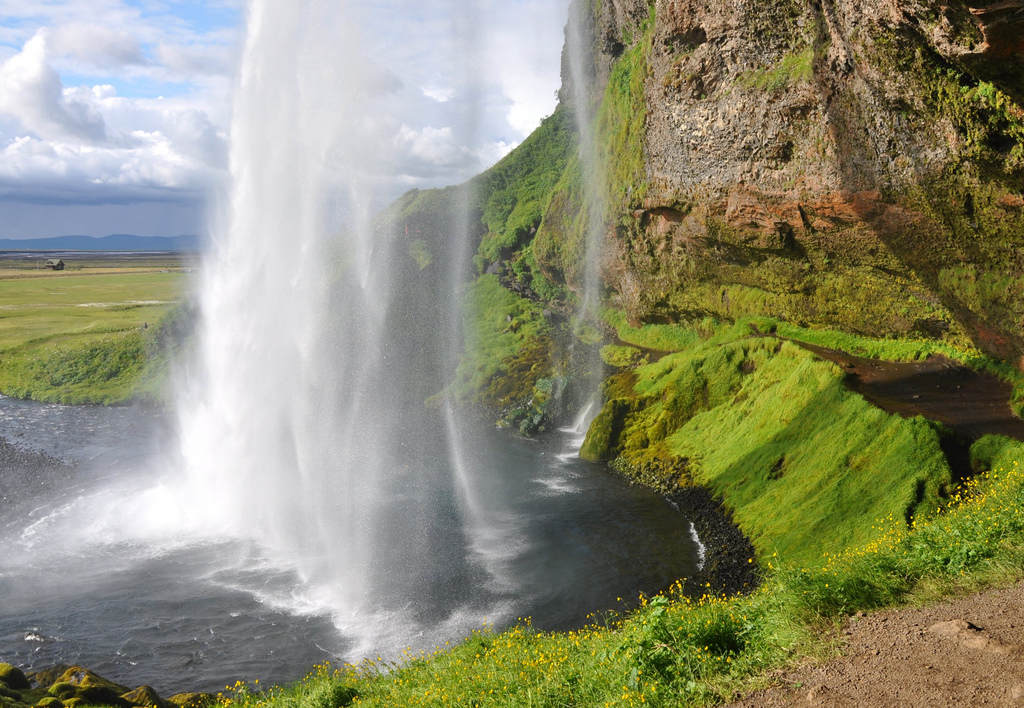 アイスランド・セリャラントスフォス、冬はオーロラと滝のコラボレーション！