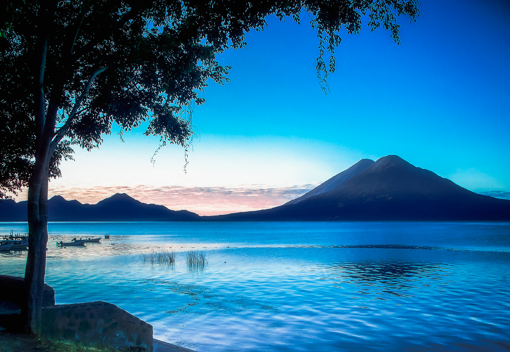 グアテマラ・アティトラン湖へ観光に！ 世界一美しい湖の魅力に迫る