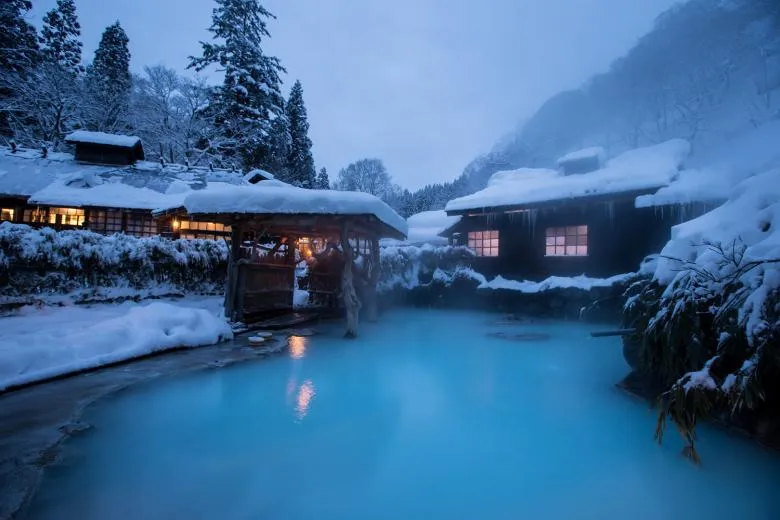 半径50ｍの範囲に、泉質の異なる４種の温泉が湧く。雪に溶け込める情景が幻想的すぎてまるで別世界