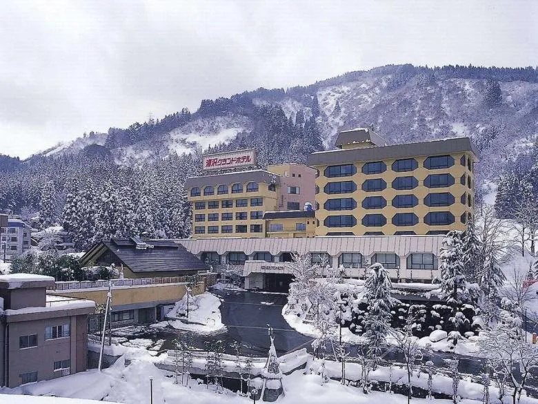 越後の大自然を借景としながら開放感たっぷりの湯めぐりも、湯煙情緒ただよう温泉街散策も叶う♪