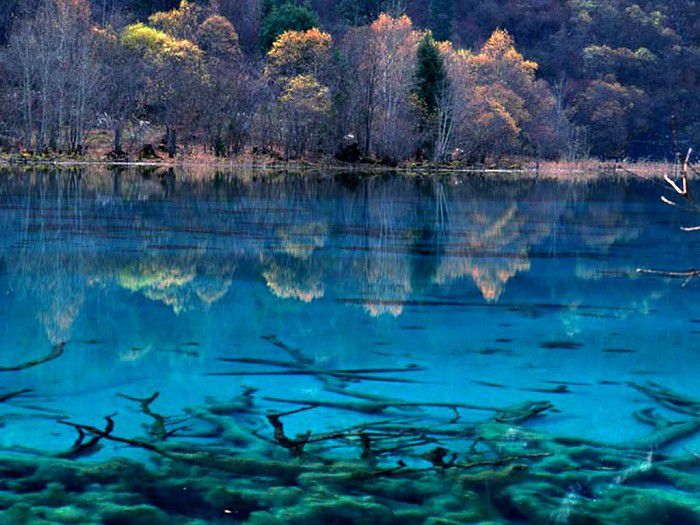 魔法の鏡のかけらの湖―中国・九寨溝の渓谷―