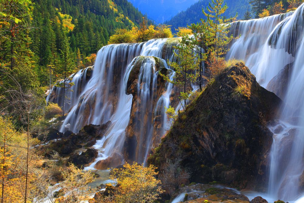 魔法の鏡のかけらの湖―中国・九寨溝の渓谷―