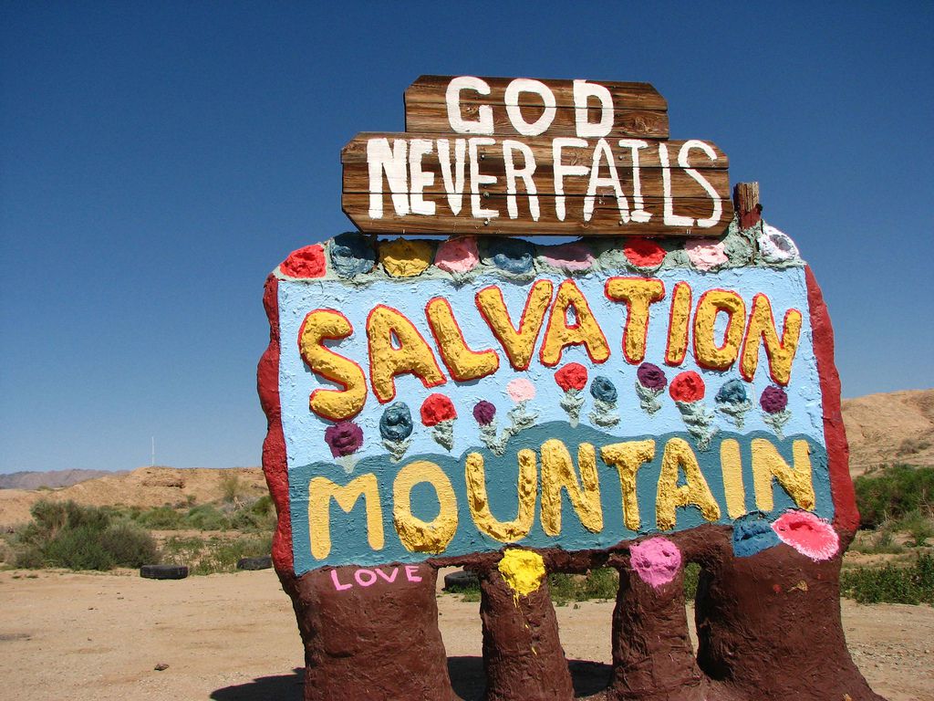 カリフォルニア・サルベーションマウンテンは砂漠の中にあるカラフルな愛の山！