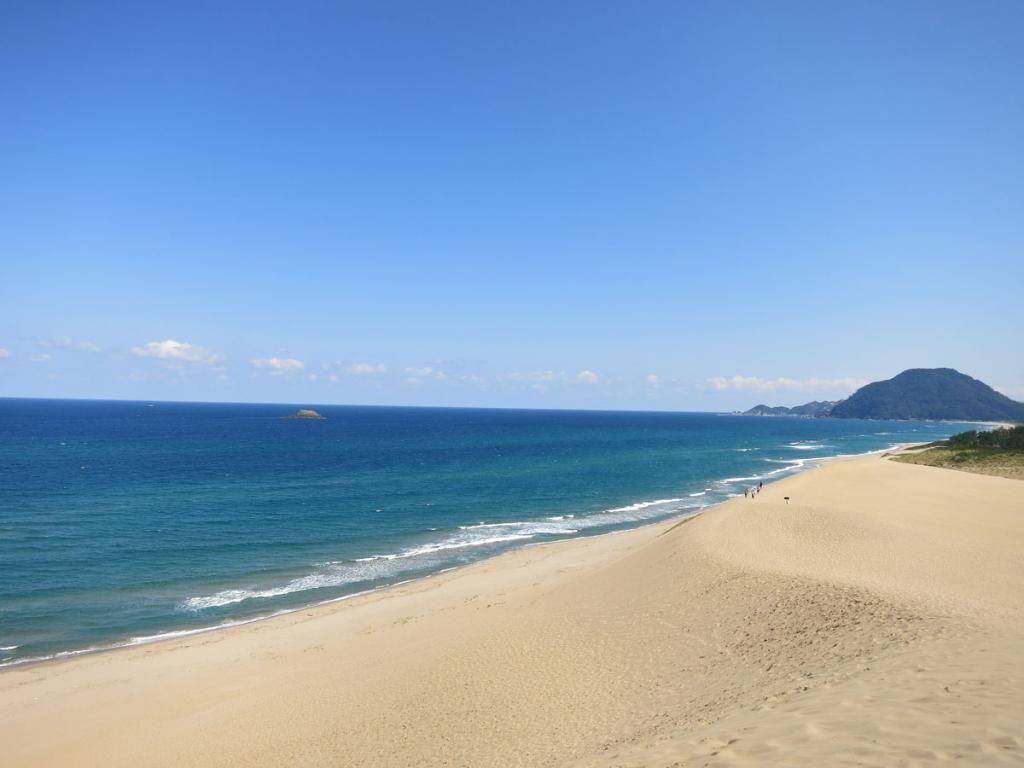 鳥取砂丘から続く白砂のロングビーチ「鳥取砂丘海水浴場」！砂丘ビーチ砂もり大会も！
