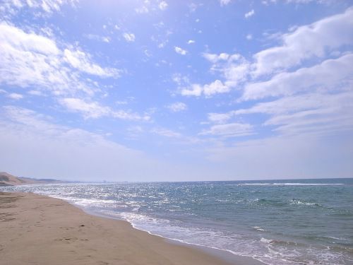 鳥取砂丘から続く白砂のロングビーチ「鳥取砂丘海水浴場」！砂丘ビーチ砂もり大会も！
