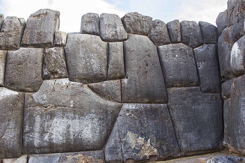 ペルー・クスコの世界遺産サクサイワマン遺跡は歴史深い巨岩遺跡！
