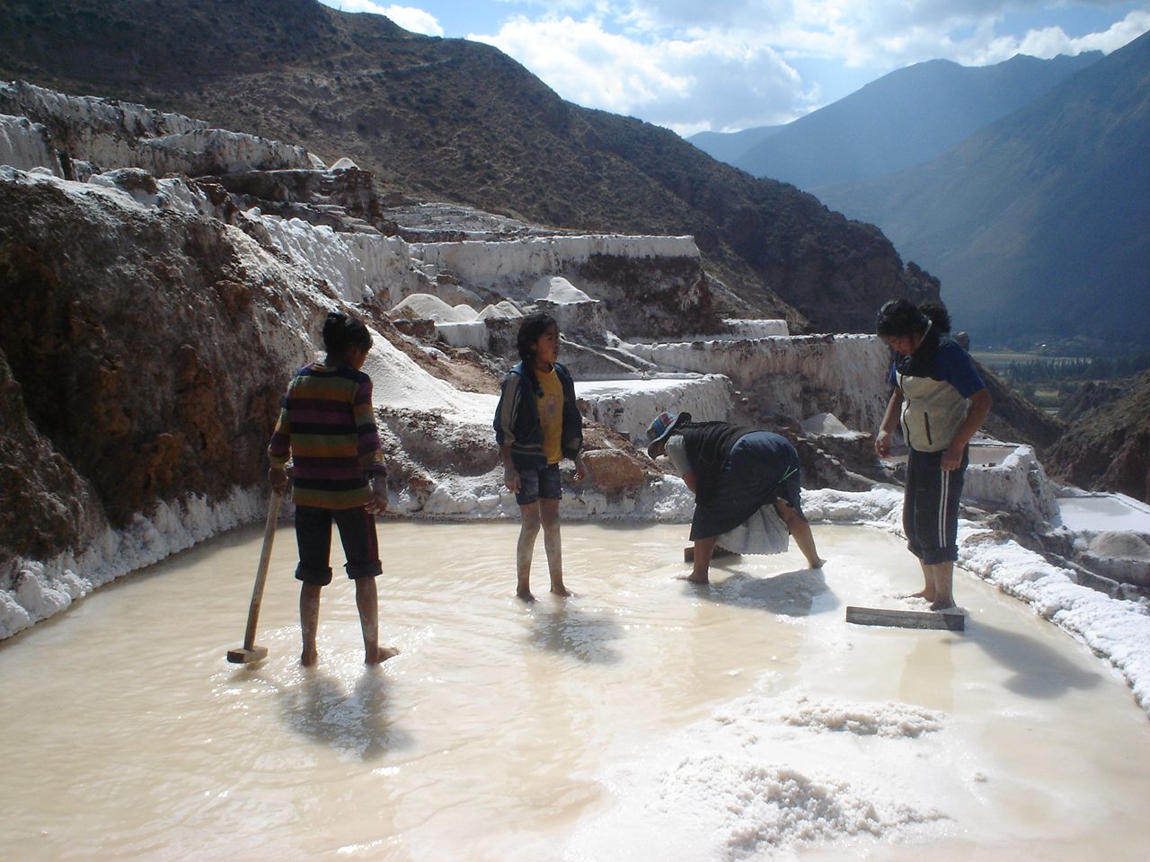 ペルー・クスコから行くマラス塩田徹底ガイド！不思議な光景が広がる山あいの岩塩の産地