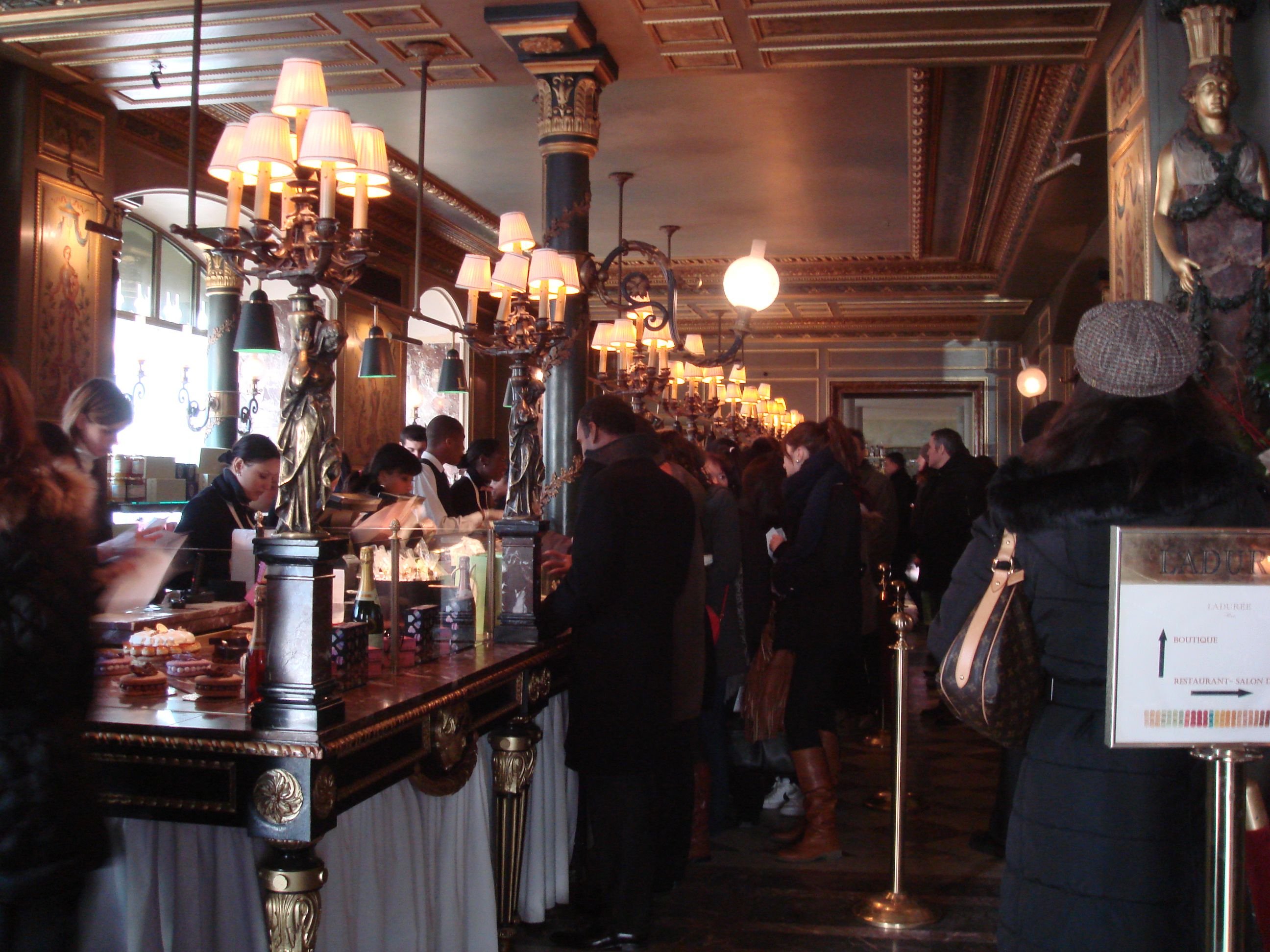 パリのおしゃれカフェ「Laduree Bonaparte」で本場のマカロン＆スイーツを堪能！