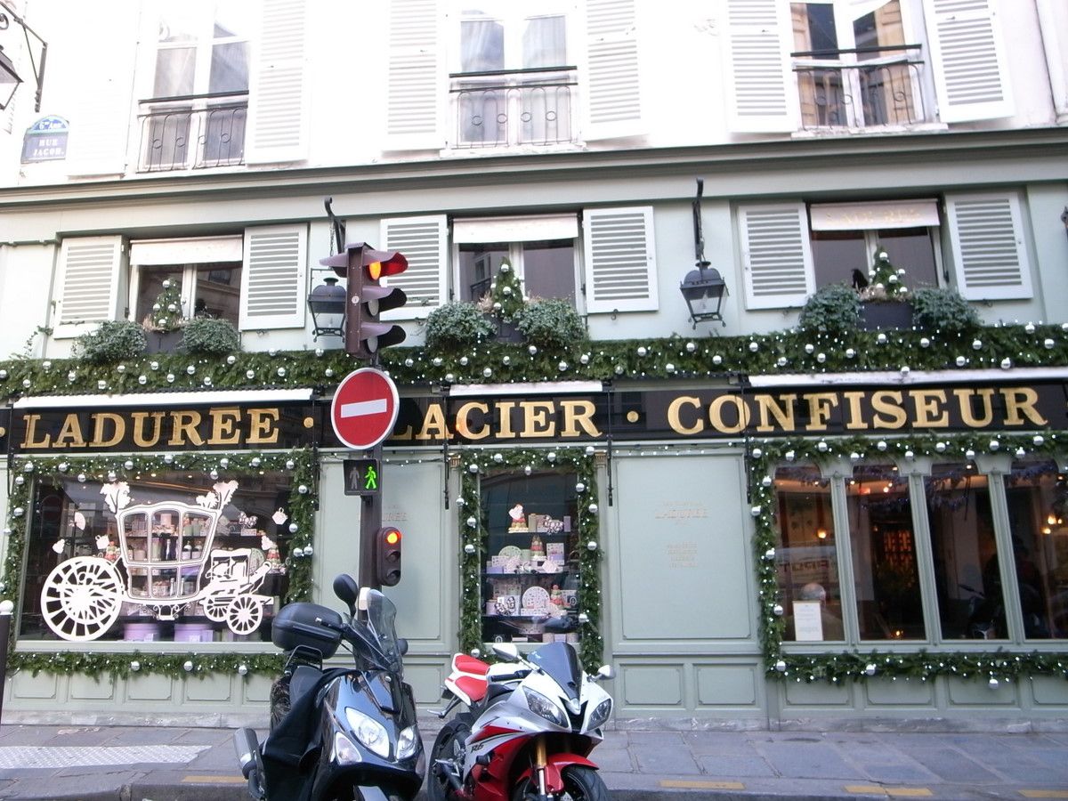 パリのおしゃれカフェ「Laduree Bonaparte」で本場のマカロン＆スイーツを堪能！