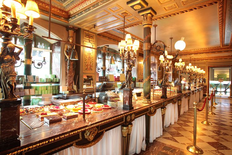 パリのおしゃれカフェ「Laduree Bonaparte」で本場のマカロン＆スイーツを堪能！