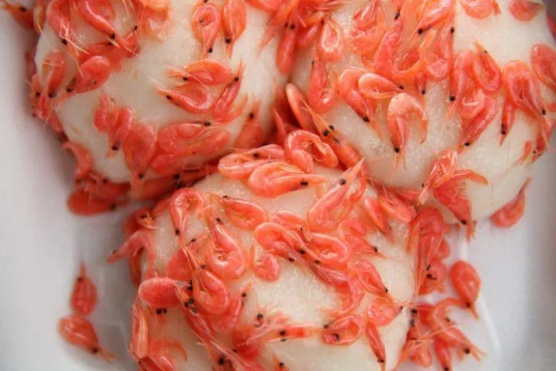 岩手県一関市にあるご当地スーパーで買える「えび餅」。煎った沼えびを醤油などで味付けし、つきたてのお餅にからめたもの。和菓子売り場でなく、惣菜売り場に置いてある。