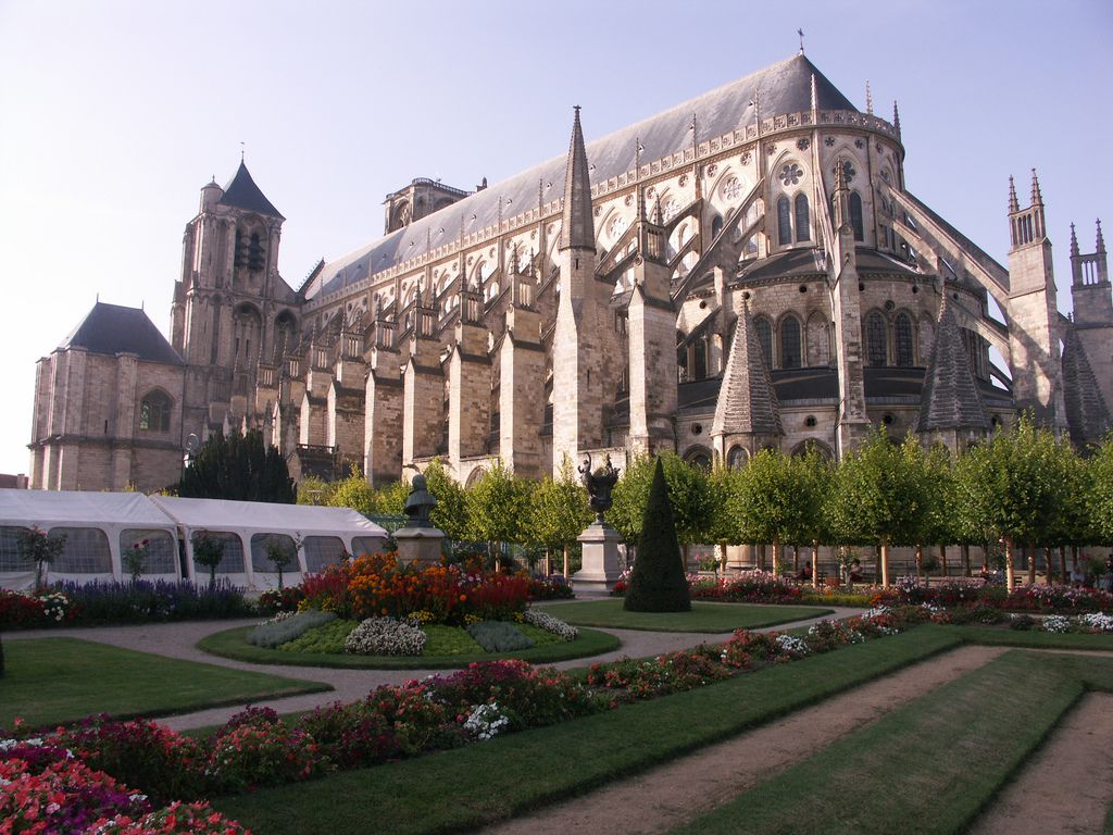 フランス・ブールジュ大聖堂、ステンドグラス＆彫刻が美しすぎる世界遺産