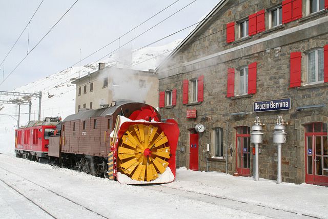 スイス美観地区をベルニナ急行で駆け抜けよう！見どころ満載スイス鉄道の旅