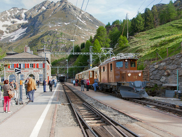 スイス美観地区をベルニナ急行で駆け抜けよう！見どころ満載スイス鉄道の旅