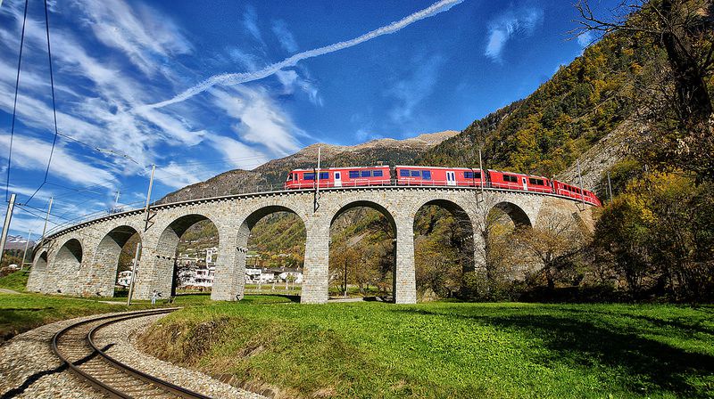 スイス美観地区をベルニナ急行で駆け抜けよう！見どころ満載スイス鉄道の旅
