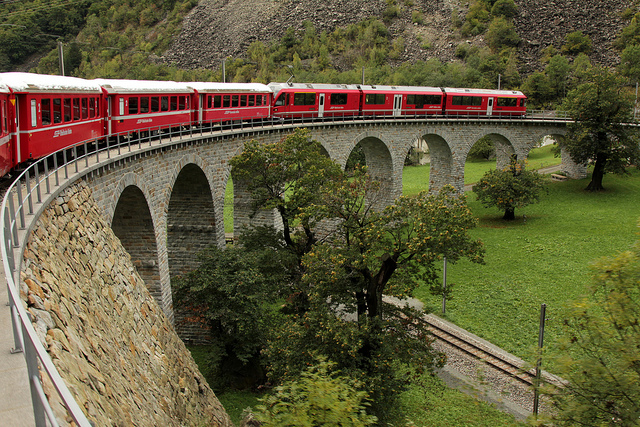 スイス美観地区をベルニナ急行で駆け抜けよう！見どころ満載スイス鉄道の旅