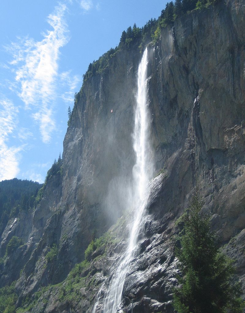 滝の町！スイス「ラウターブルンネン」で観に行くべき美しすぎる２大滝
