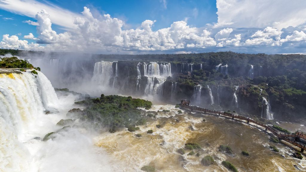 奇跡の絶景！ブラジル世界三大瀑布・イグアスの滝三大レインボーが美しすぎる