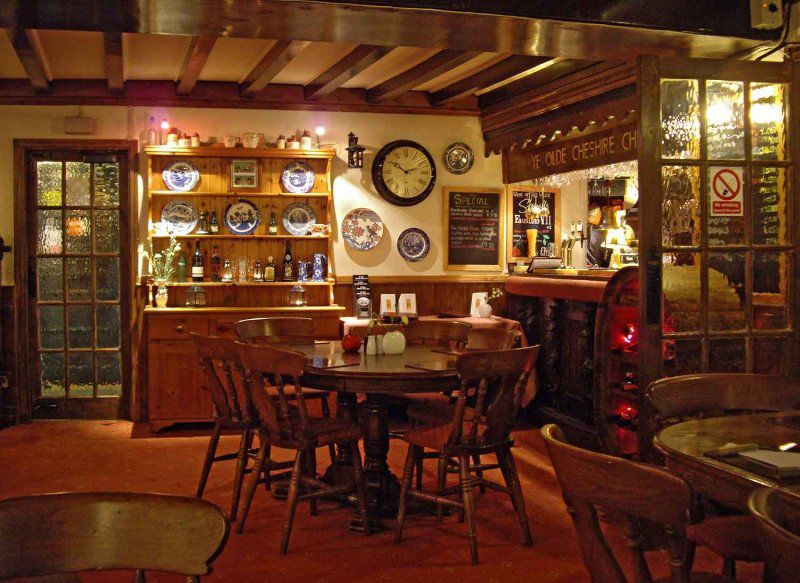 イギリス旅行の夜は、老舗の名店パブ「オールド・チェシャー・チーズ」でディナーがおすすめ！