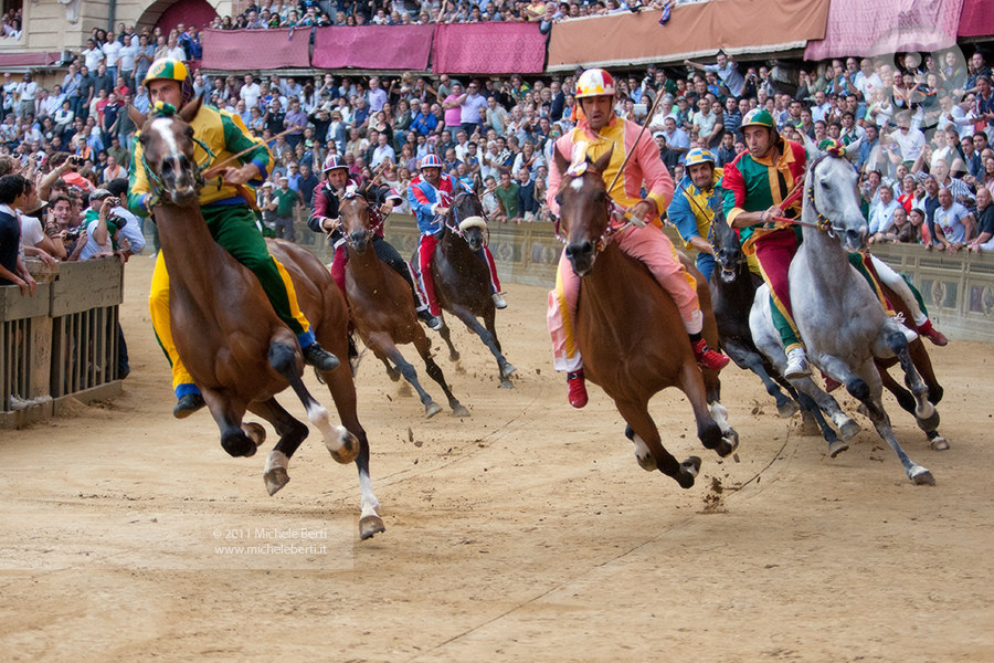 イタリア・シエナは見どころ満載！世界遺産の歴史地区と人気の競馬「パーリオ」