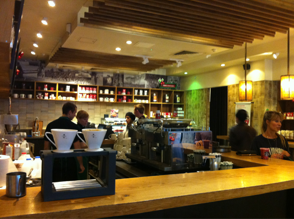 ロンドンでカフェなら人気のスタバ・コンデュイットストリート店へ！内装がお洒落すぎる！