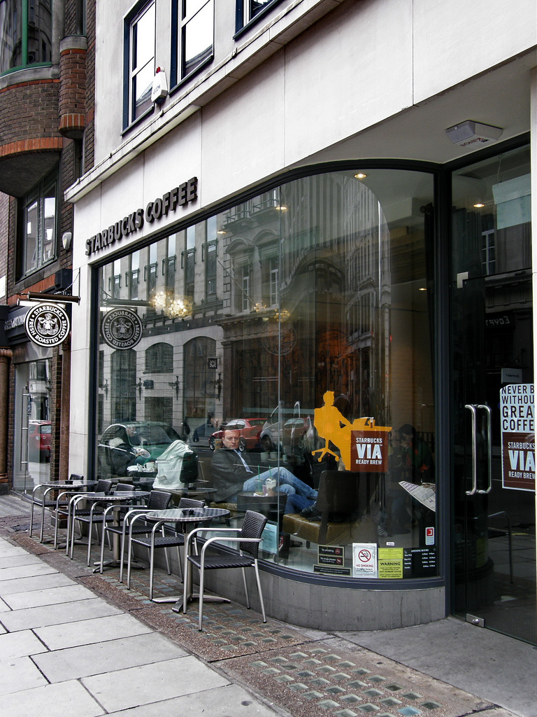 ロンドンでカフェなら人気のスタバ・コンデュイットストリート店へ！内装がお洒落すぎる！