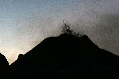 タンザニアの秘境オルドイニョ・レンガイ火山をトレッキング！マサイ族の神の山として有名