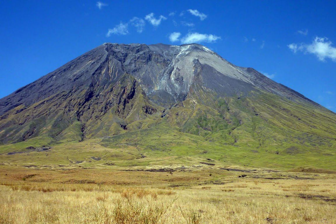タンザニアの秘境オルドイニョ・レンガイ火山をトレッキング！マサイ族の神の山として有名