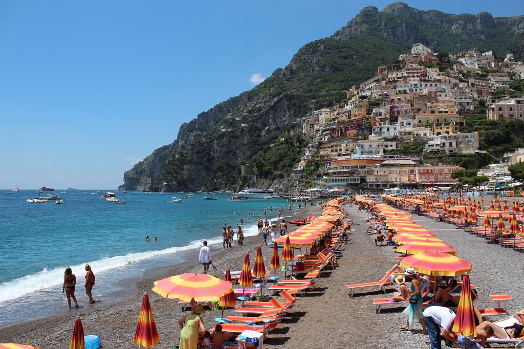 【南イタリア・アマルフィ海岸】絶景！青い海岸沿いに浮かぶカラフルな家々