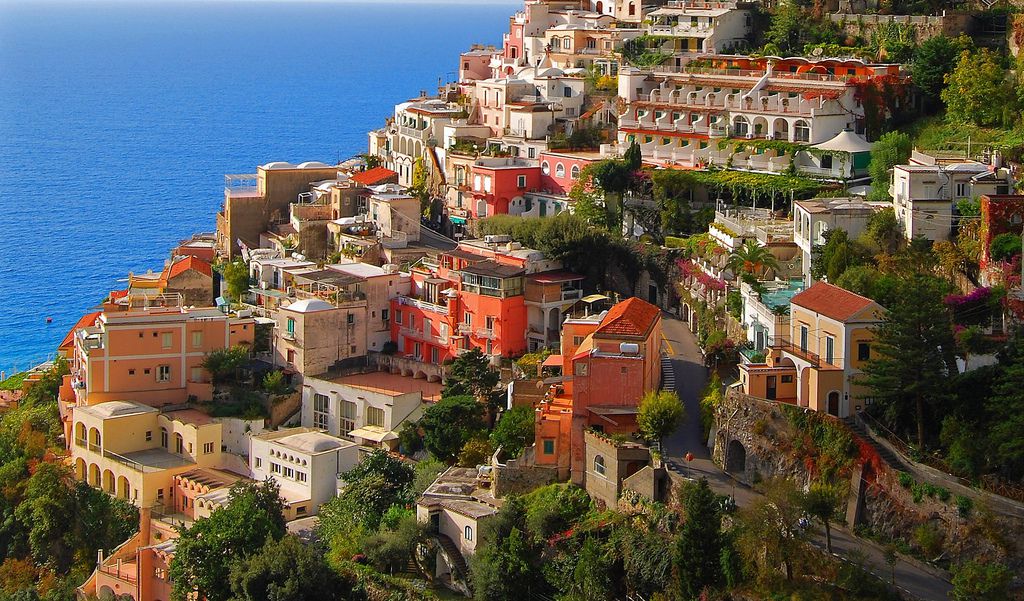 【南イタリア・アマルフィ海岸】絶景！青い海岸沿いに浮かぶカラフルな家々