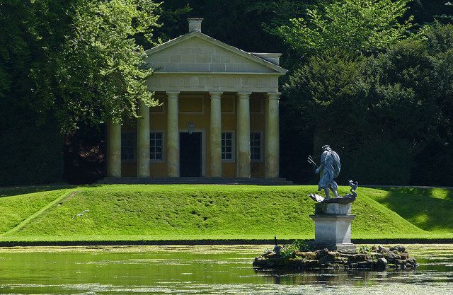 イギリス・ノースヨークシャーの人気観光スポット「スタッドリー王立公園」の庭園の魅力とは？