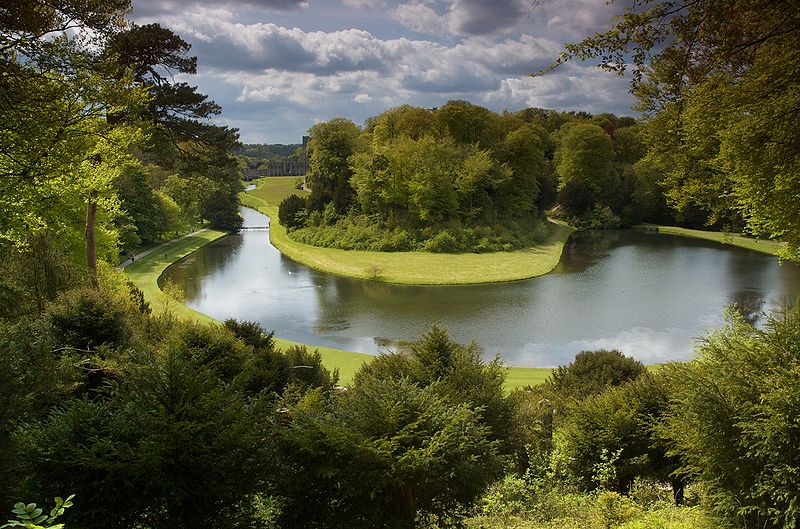 イギリス・ノースヨークシャーの人気観光スポット「スタッドリー王立公園」の庭園の魅力とは？