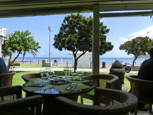 ニューカレドニア・シトロン湾エリアで大人気のフレンチレストラン3選！海沿いの特等席で極上ディナーを