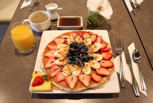 朝食におすすめ！ハワイ・ホノルルの人気カフェ「Moena Café」でパンケーキを