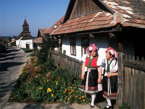 ハンガリー旅行ならホッロークー村観光がおすすめ！イースター祭りや民族衣装パローツ様式が素敵
