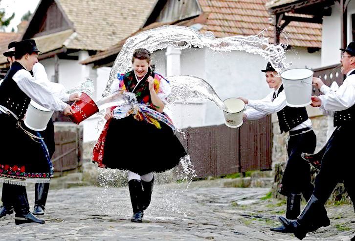 ハンガリー旅行ならホッロークー村観光がおすすめ！イースター祭りや民族衣装パローツ様式が素敵