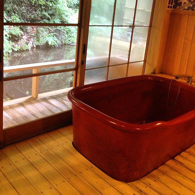 日帰り温泉もOK！箱根の温泉旅館「木もれびの宿 ふるさと」の露天風呂でリラックス