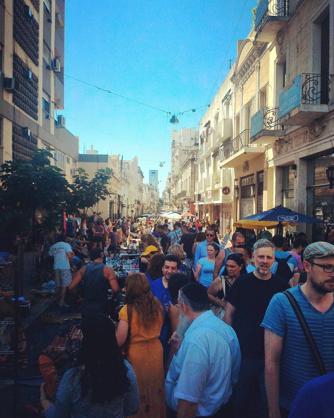 アルゼンチン・ブエノスアイレス週末の青空市で掘り出し物のお土産をゲット！