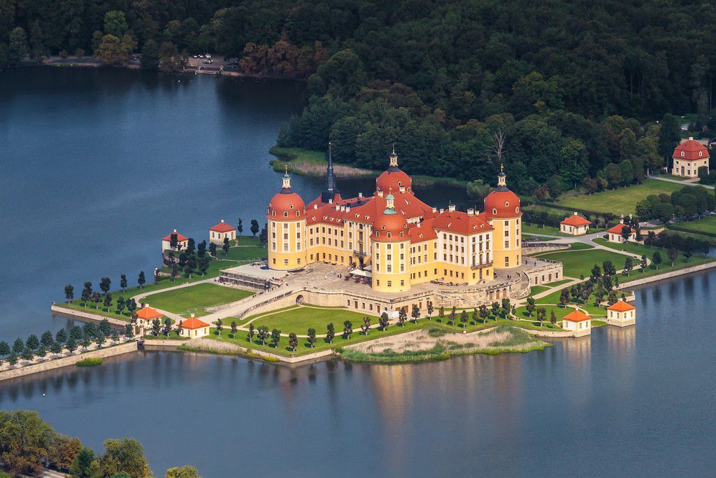 ドイツ・ドレスデン郊外の観光スポット「モーリッツブルク城」！湖に浮かび上がる美しいお城を見学
