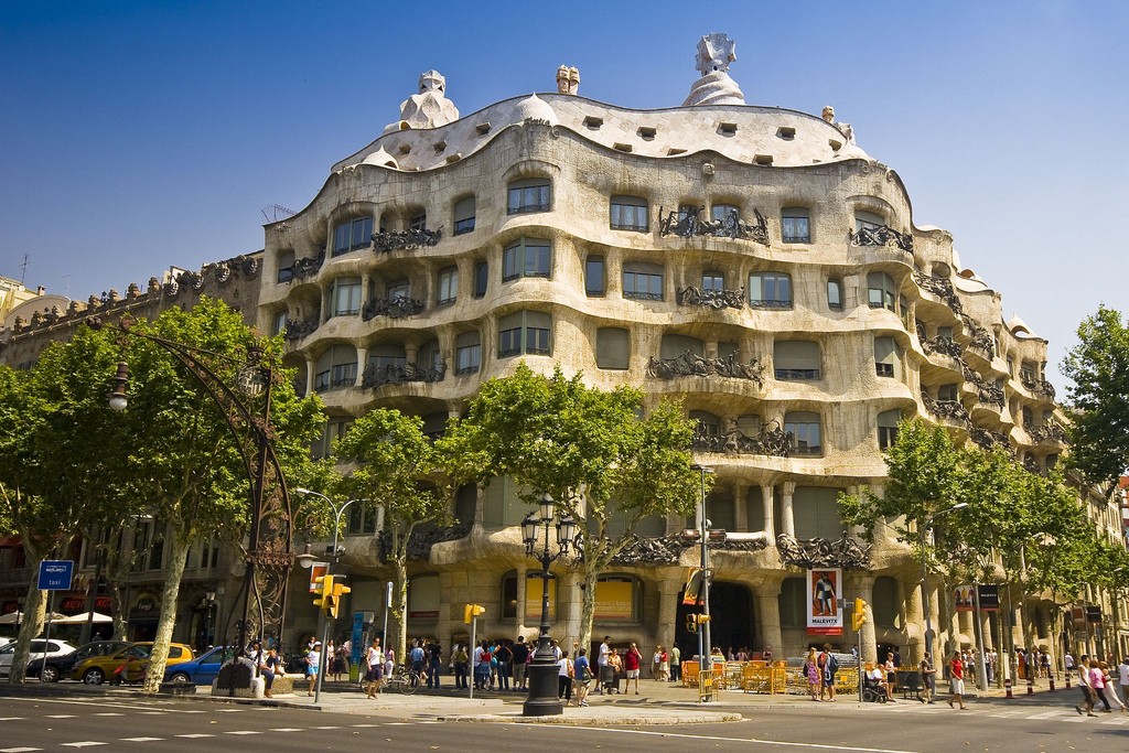 スペイン・バルセロナの人気観光スポット世界遺産「カサ・ミラ」に行こう！