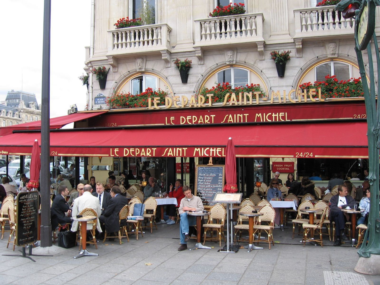 パリのカフェ文化を楽しむために気を付けるべき注意点４選！席で値段が違う？支払い方法は？