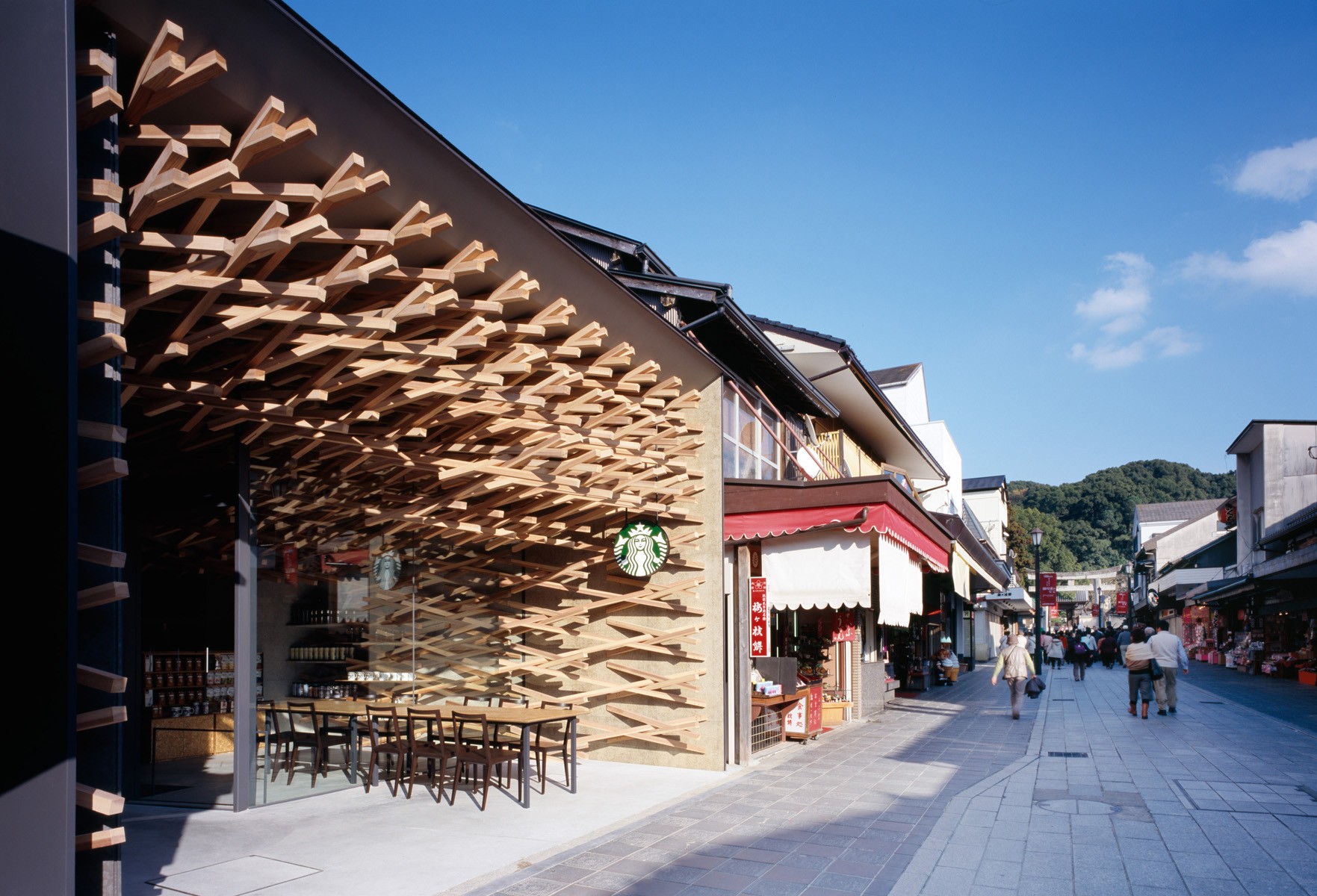 福岡・太宰府天満宮表参道のスターバックスは木組みを採用した建築がお洒落と話題