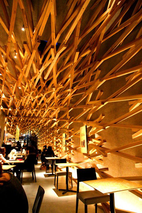 福岡・太宰府天満宮表参道のスターバックスは木組みを採用した建築がお洒落と話題