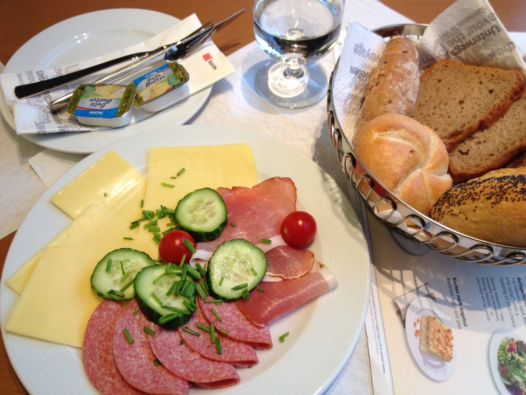 ドイツ旅行で食べるべき人気ドイツグルメ８選！ソーセージやパンが絶品！