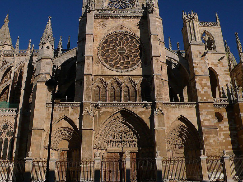 スペイン世界遺産レオンの大聖堂の見どころまとめ！ステンドグラスの芸術にため息